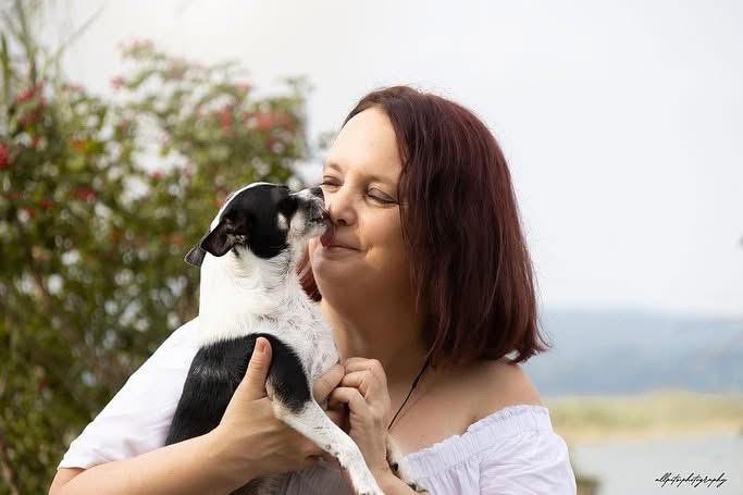 Valérie au bord du lac avec son chien